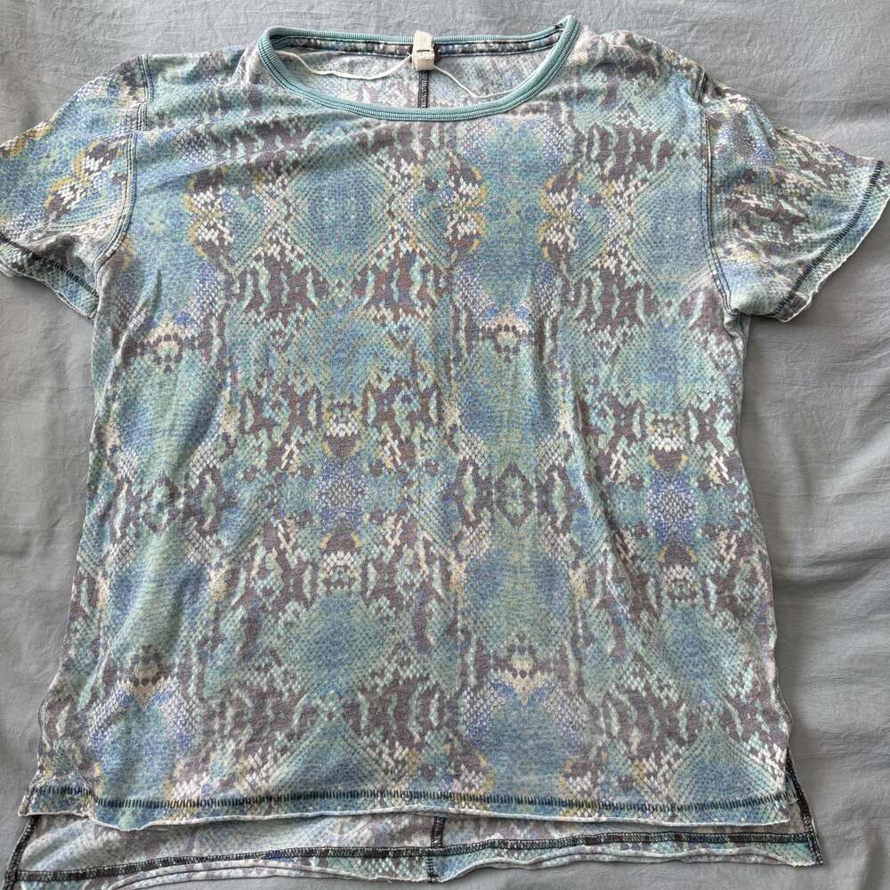 We the Free‎ People Top Women's Size Large TShirt in Blue Snakeskin Lightweight
